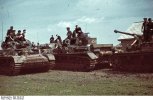 Bundesarchiv_Bild_169-0116,_Russland,_Panzersoldaten_auf_Panzer_IV.jpg